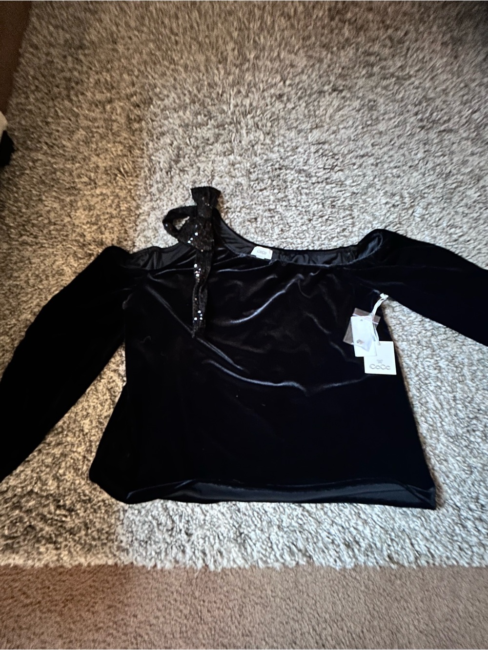 C&C California Black Velvet One-Shoulder Long Sleeve Top with Bow Accent